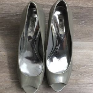 Gray pumps